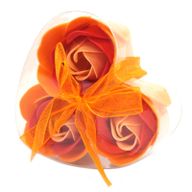 Ask med 3 Tvålblommor - Persikofärgade Rosor